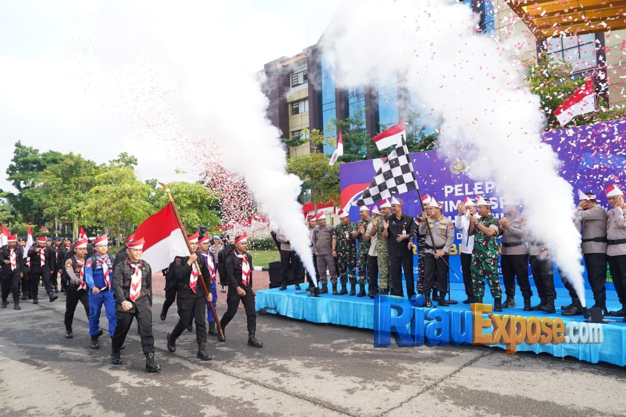 Kapolda Riau Lepas Tim Ekspedisi Merah Putih Presisi 2026, Sasar 17 Desa Terluar di Riau 1 Kapolda Riau Irjen Pol Herry Heryawan melepas Tim Ekspedisi Merah Putih Presisi Polda Riau 2026 di Mapolda Riau bersama unsur TNI, pemerintah daerah, tokoh masyarakat, dan peserta ekspedisi.