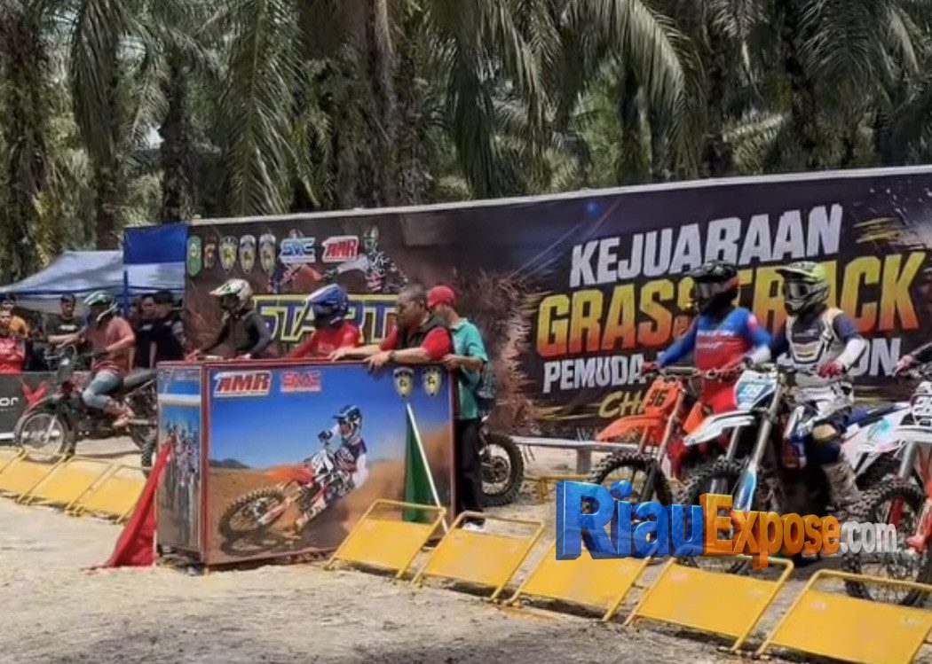 Kampung Terisolir Rimba Polon Disulap Jadi Sirkuit Grasstrack, Irving Dinilai Kirim Sinyal Menuju Siak 1 1 Irving Kahar menghadiri Grasstrack Pemuda Rimba Polon Championship di Kampung Rimba Polon, Kabupaten Siak.
