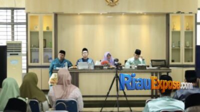 Bupati Siak Afni Zulkifli memberikan arahan kepada kepala sekolah penerima dana revitalisasi pendidikan senilai lebih dari Rp61 miliar di Kantor Dinas Pendidikan Kabupaten Siak.