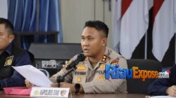 Kapolres Siak AKBP Sepuh Ade Irsyam Siregar didampingi Kasat Reskrim AKP Dr. Raja Kosmos saat memaparkan hasil penyelidikan ilmiah penyebab kematian dr. Alex Cristo Loris dalam konferensi pers di Mapolres Siak.