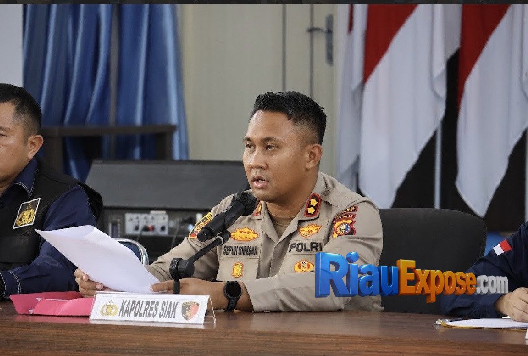 Kapolres Siak AKBP Sepuh Ade Irsyam Siregar didampingi Kasat Reskrim AKP Dr. Raja Kosmos saat memaparkan hasil penyelidikan ilmiah penyebab kematian dr. Alex Cristo Loris dalam konferensi pers di Mapolres Siak.