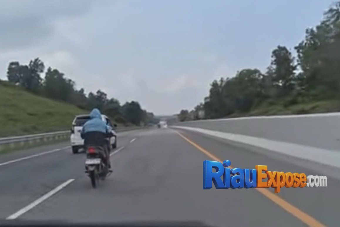 Polisi mengamankan pengendara sepeda motor yang nekat masuk Tol Pekanbaru-Dumai melalui Gerbang Tol Kandis Utara.