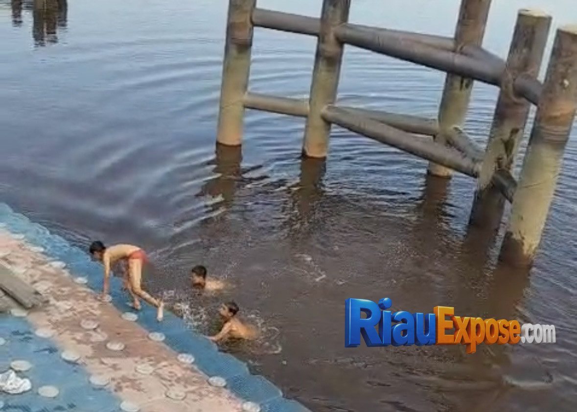 Bocah 13 Tahun Tenggelam di Turap Siak, Warga Soroti Lemahnya Pengawasan di Kawasan Wisata 1 Bocah 13 tahun yang diduga tenggelam di kawasan Turap Sungai Siak, depan Klenteng Siak.