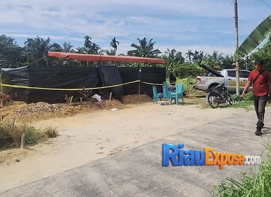Penyidik Ditreskrimum Polda Riau bersama tim forensik melakukan ekshumasi makam Muhammad Fahri di TPU Tengku Mahmud, Rumbai Barat, Pekanbaru.