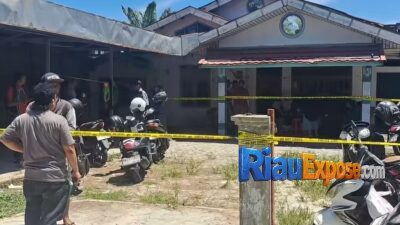 Polisi melakukan olah TKP di rumah wanita yang tewas diduga dibacok mantan suaminya di Jalan Surya, Kelurahan Air Putih, Kecamatan Tuah Madani, Pekanbaru.