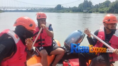 Tim SAR mencari Boiko Gulo warga Maredan Siak yang diduga terjun dari Jembatan Rantau Berangin