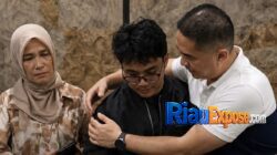Bill Irzano didampingi orang tua berdamai dengan KBP Teddy Fanani di Padang