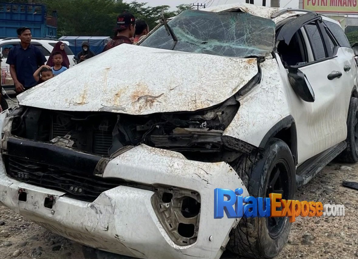 Toyota Fortuner mengalami kecelakaan tunggal di Jalintim KM 111 Sorek Dua Pelalawan
