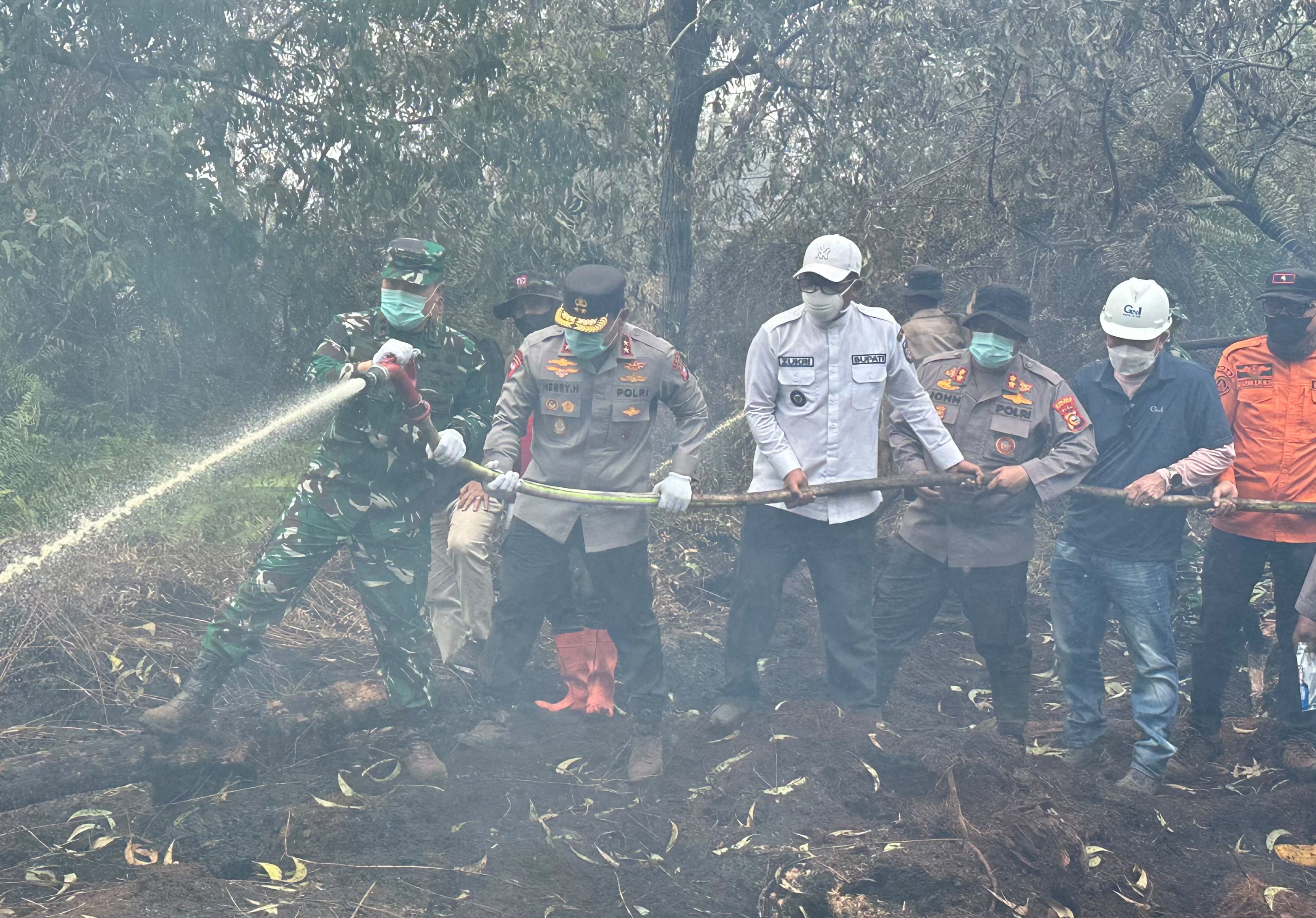 Kapolda-Pangdam Padamkan Karhutla di Kerumutan, Bupati dan Kapolres Turun ke Lokasi