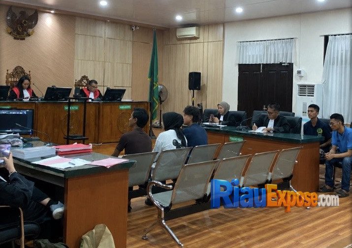 Saksi Sat Narkoba Polresta Pekanbaru Dicecar Penasihat Hukum di Sidang Narkotika 1 Penasihat hukum Rikardo Simanjuntak mencecar saksi Satresnarkoba Polresta Pekanbaru dalam sidang perkara narkotika di PN Pekanbaru
