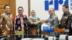 Bupati Bengkalis Kasmarni menyerahkan hibah aset tanah bangunan dan kendaraan senilai Rp3,3 miliar kepada RRI untuk memperluas informasi wilayah 3T.
