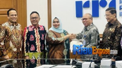 Bupati Bengkalis Kasmarni menyerahkan hibah aset tanah bangunan dan kendaraan senilai Rp3,3 miliar kepada RRI untuk memperluas informasi wilayah 3T.