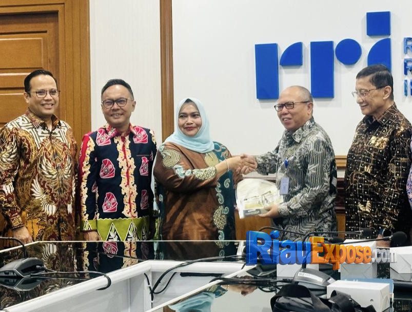 Bupati Bengkalis Kasmarni menyerahkan hibah aset tanah bangunan dan kendaraan senilai Rp3,3 miliar kepada RRI untuk memperluas informasi wilayah 3T.