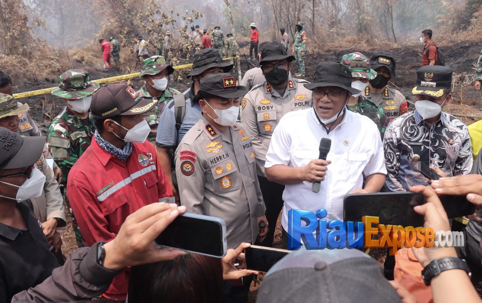 Menteri Lingkungan Hidup Jumhur Hidayat bersama Kapolda Riau Herry Heryawan meninjau lokasi karhutla di Kecamatan Tambang, Kampar.