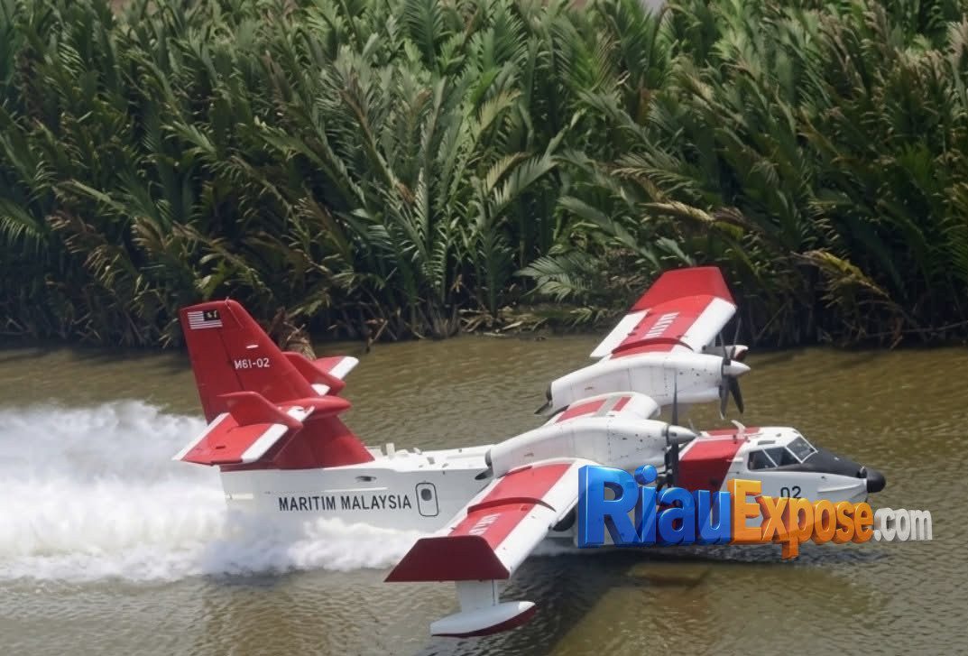 Pesawat Amfibi Malaysia Bantu Padamkan Karhutla di Sumatera