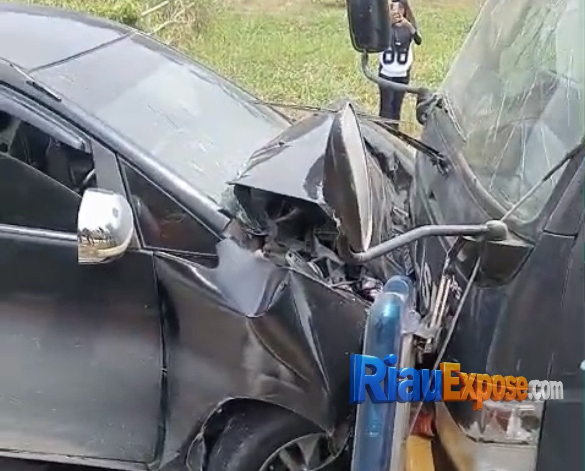 Mobil Dalmas Polres Siak Laga Kambing dengan Travel Tujuan Tanjung Buton