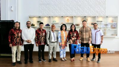 Ketua Umum KAI Siti Jamalia Lubis disambut Ketua DPD KAI Riau Dr. Irfan Ardiansyah di VIP Bandara Sultan Syarif Kasim II Pekanbaru