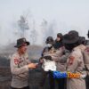 Polwan Brimob Polda Riau Terjun Padamkan Karhutla Kampar, Semangat Polri Tak Kenal Batas