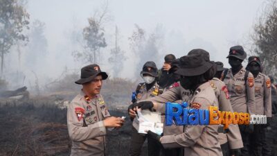 Polwan Brimob Polda Riau Terjun Padamkan Karhutla Kampar, Semangat Polri Tak Kenal Batas