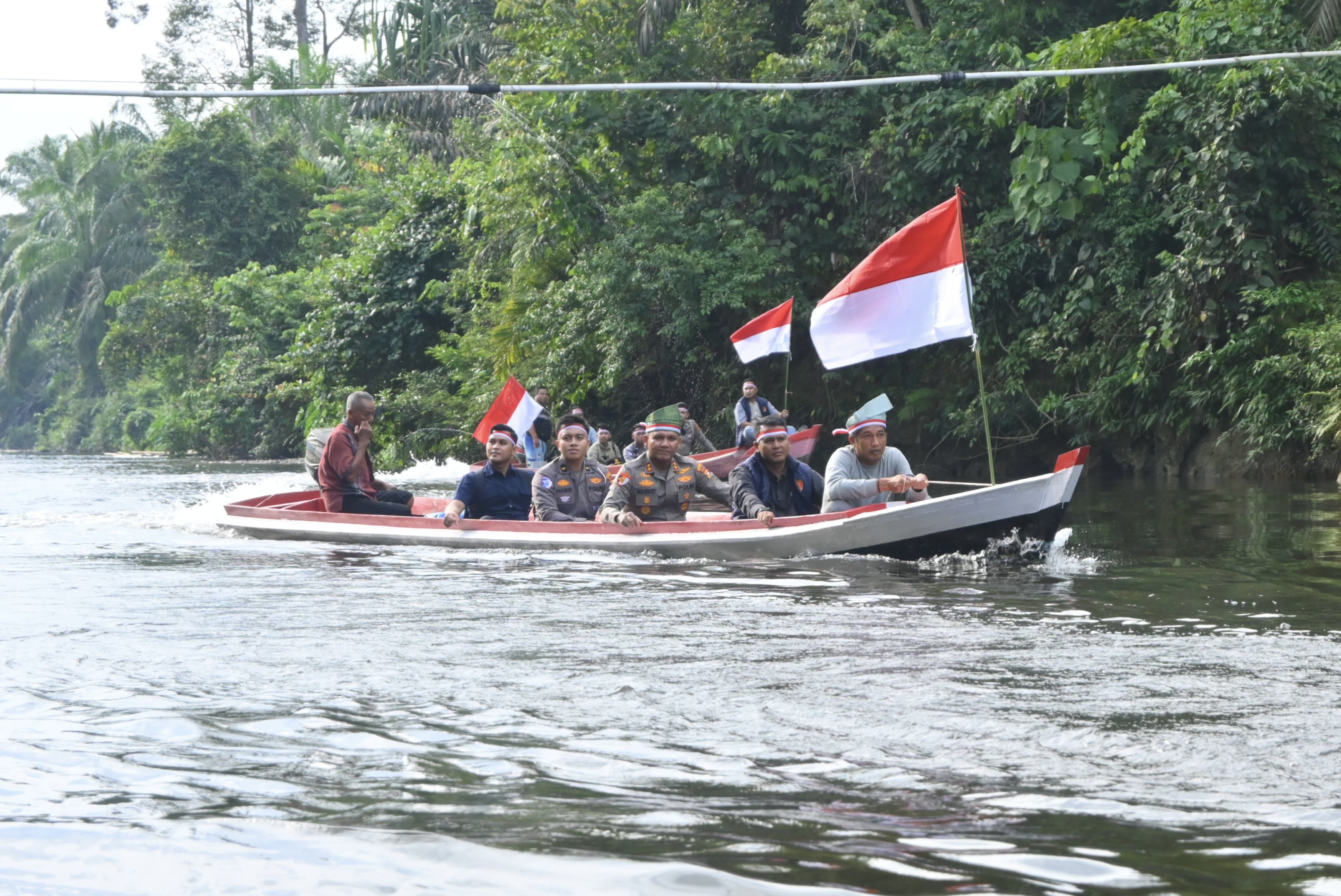 Arungi Sungai Gansal, Tim Ekspedisi Merah Putih Presisi Sambangi Suku Talang Mamak di Pedalaman Inhu