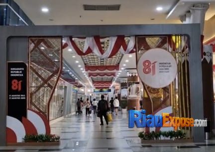 Pameran sejarah Kerajaan Siak Sri Indrapura di Terminal Keberangkatan Bandara SSK II Pekanbaru.