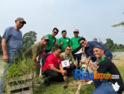 FOWLER Pelalawan Tanam Pohon dan Bagi Sembako di Kuala Terusan