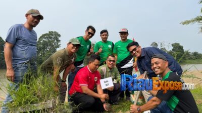 FOWLER Pelalawan Tanam Pohon dan Bagi Sembako di Kuala Terusan