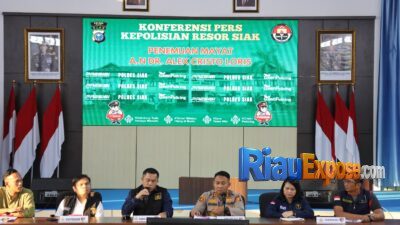 Kapolres Siak memaparkan hasil penyelidikan ilmiah kasus kematian dr Alex Cristo Loris didampingi tim forensik Polda Riau.