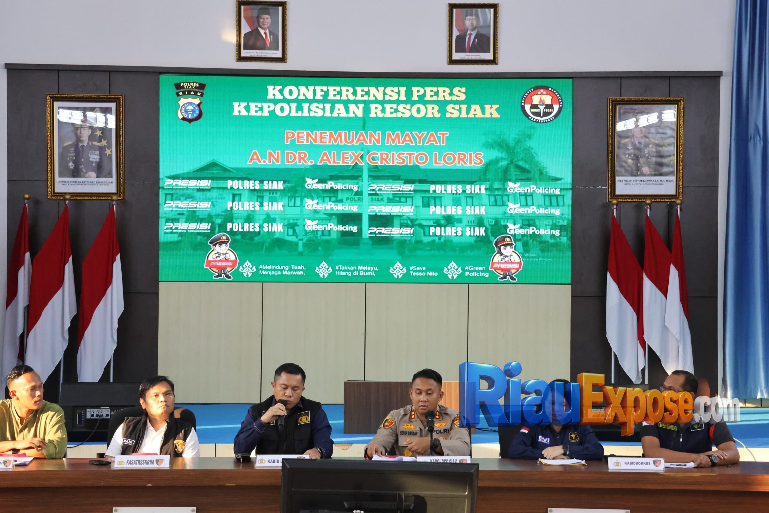 Kapolres Siak memaparkan hasil penyelidikan ilmiah kasus kematian dr Alex Cristo Loris didampingi tim forensik Polda Riau.