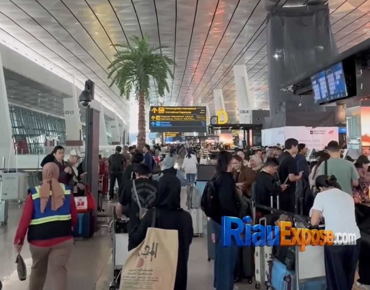 Erupsi Gunung Anak Krakatau Lumpuhkan CGK